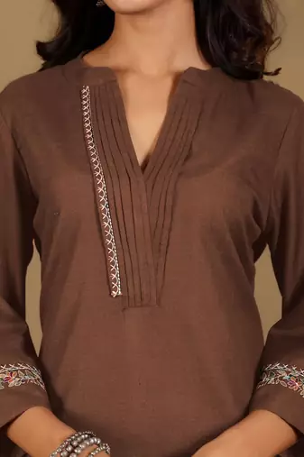 Women Regular Mandarin Collar Thread Work Kurta with Trousers