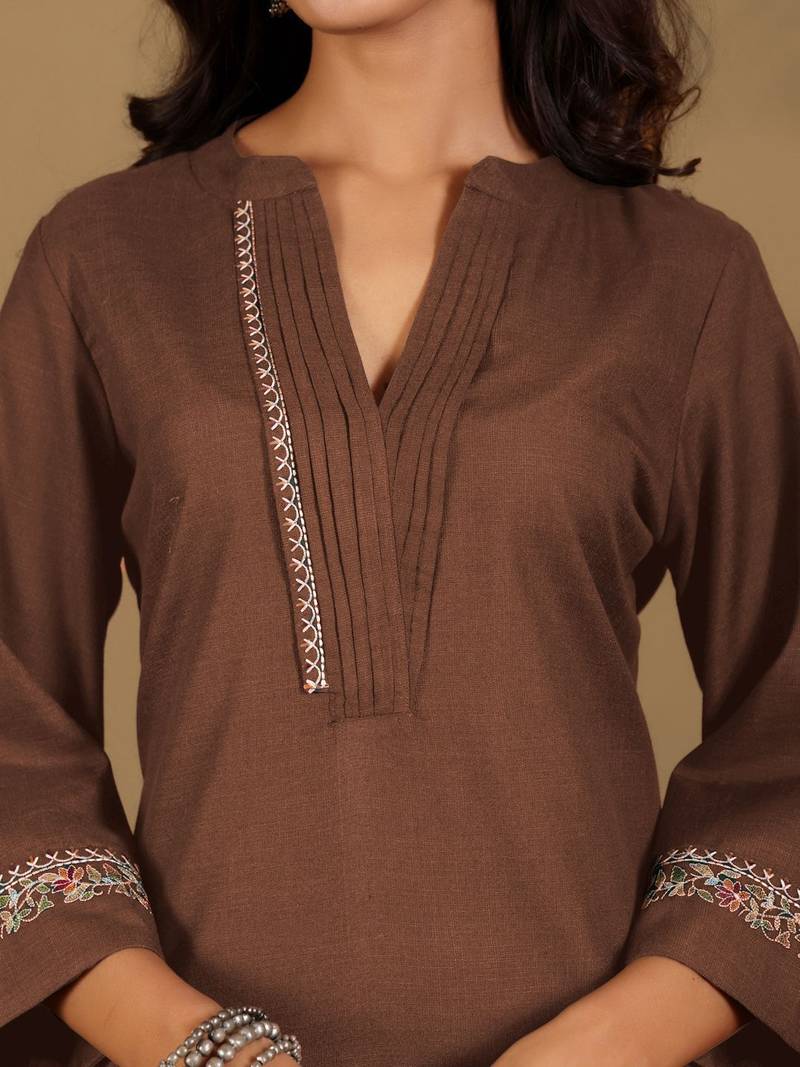 Women Regular Mandarin Collar Thread Work Kurta with Trousers