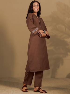Women Regular Mandarin Collar Thread Work Kurta with Trousers 5