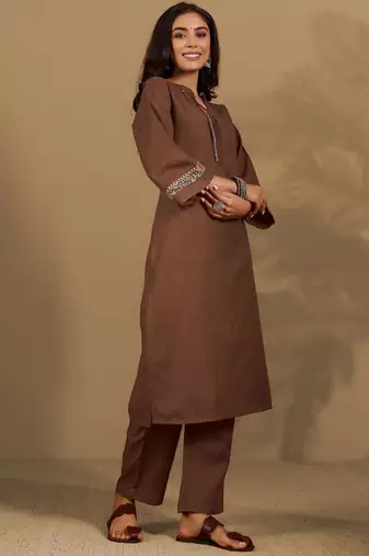 Women Regular Mandarin Collar Thread Work Kurta with Trousers