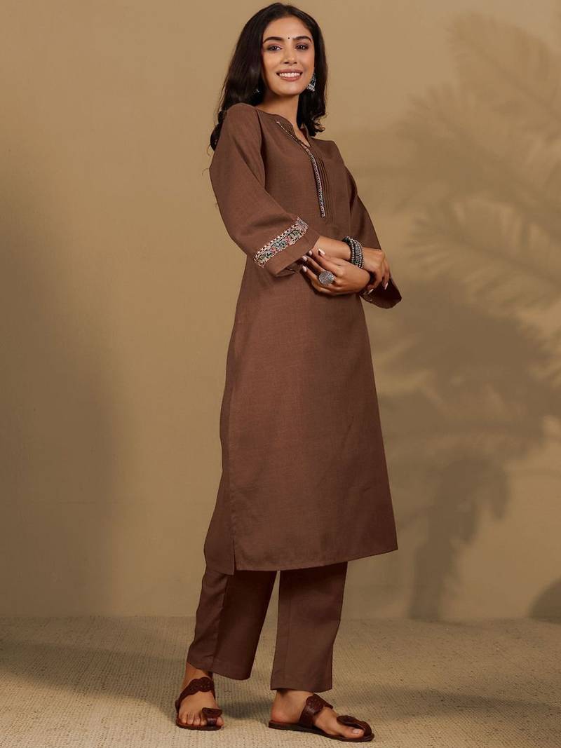 Women Regular Mandarin Collar Thread Work Kurta with Trousers