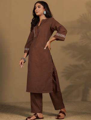 Women Regular Mandarin Collar Thread Work Kurta with Trousers 1