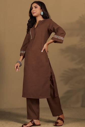 Women Regular Mandarin Collar Thread Work Kurta with Trousers