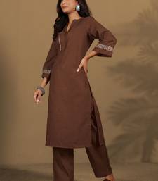 Women Regular Mandarin Collar Thread Work Kurta with Trousers