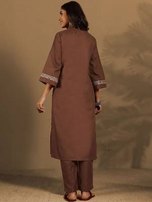 Women Regular Mandarin Collar Thread Work Kurta with Trousers 6