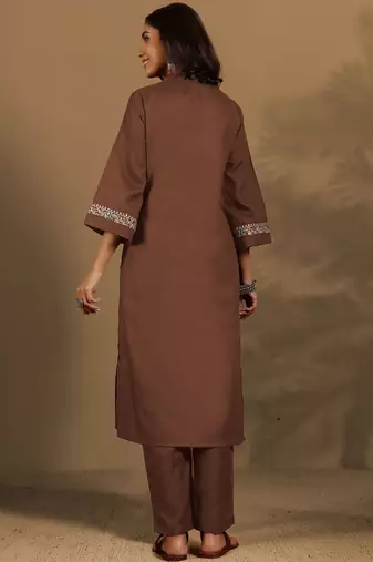 Women Regular Mandarin Collar Thread Work Kurta with Trousers
