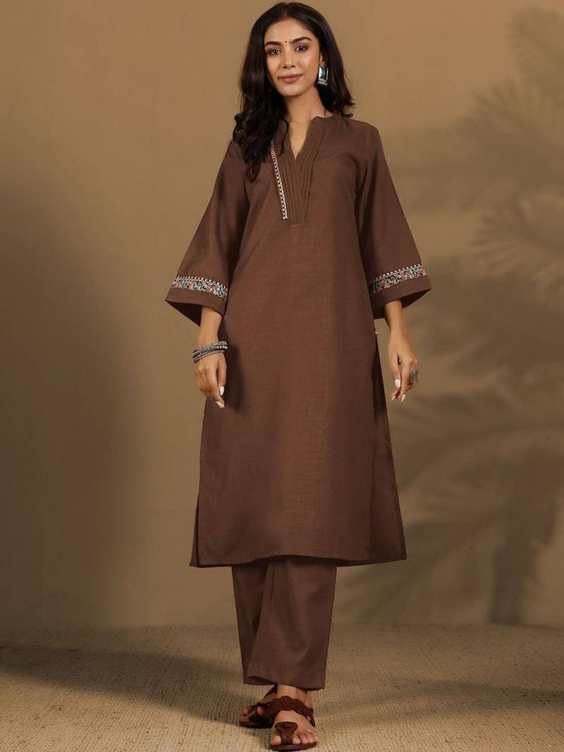 Women Regular Mandarin Collar Thread Work Kurta with Trousers