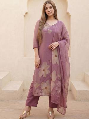 Women Floral Printed Regular Kurta with Trousers & With Dupatta 1