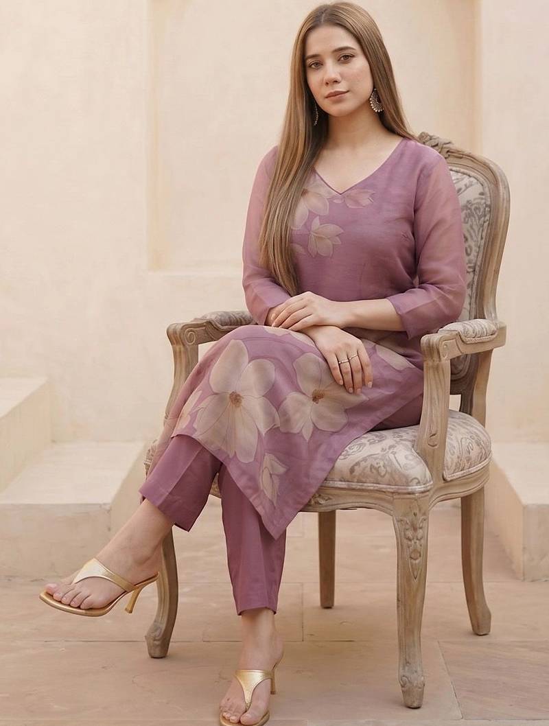 Women Floral Printed Regular Kurta with Trousers & With Dupatta
