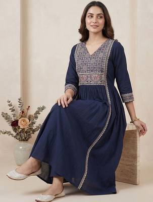 Women Ethnic Motifs Embroidered Panelled Thread Work Kurta with Trousers 1
