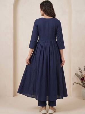 Women Ethnic Motifs Embroidered Panelled Thread Work Kurta with Trousers 2