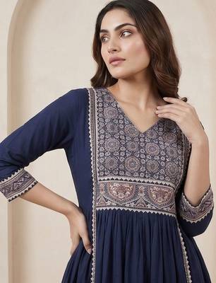 Women Ethnic Motifs Embroidered Panelled Thread Work Kurta with Trousers 3