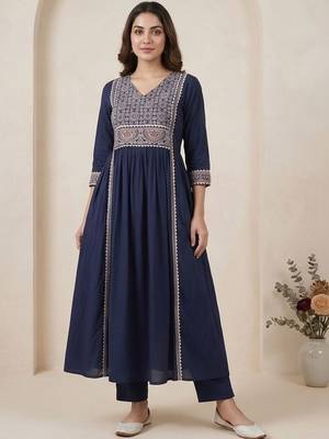 Women Ethnic Motifs Embroidered Panelled Thread Work Kurta with Trousers 5