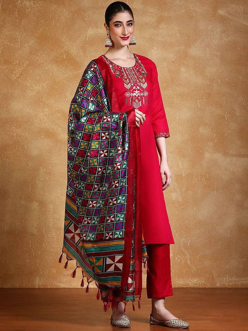 Women Floral Yoke Design Regular Thread Work Kurta with Trousers & With Dupatta