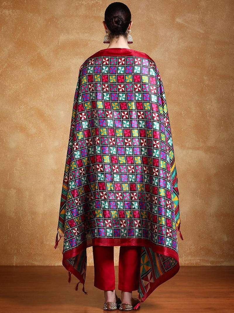 Women Floral Yoke Design Regular Thread Work Kurta with Trousers & With Dupatta