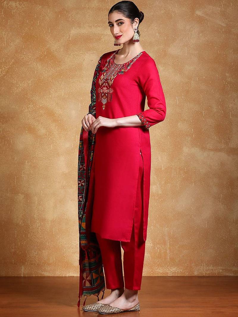 Women Floral Yoke Design Regular Thread Work Kurta with Trousers & With Dupatta
