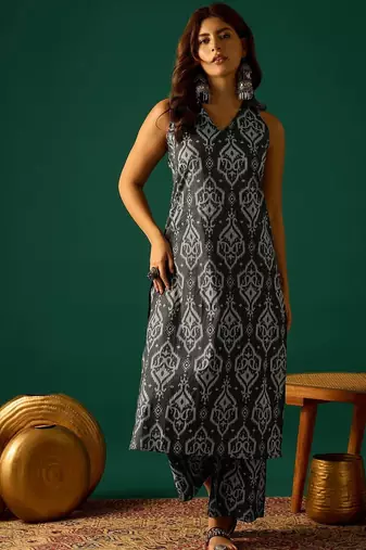 Women Ethnic Motifs Printed Regular Kurta With Trousers Kurta Sets