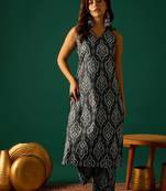 Women Ethnic Motifs Printed Regular Kurta With Trousers Kurta Sets