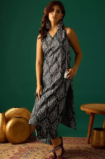 Women Ethnic Motifs Printed Regular Kurta With Trousers Kurta Sets
