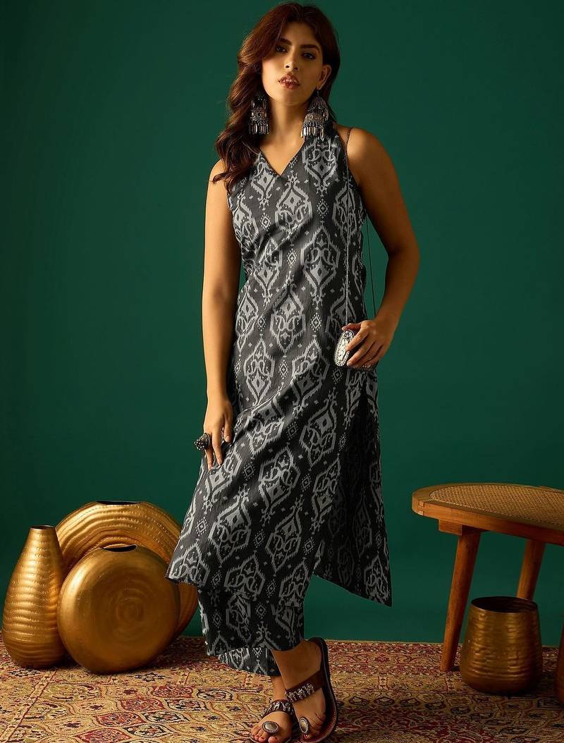 Women Ethnic Motifs Printed Regular Kurta With Trousers Kurta Sets