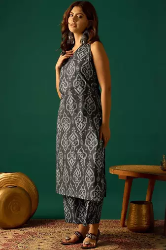 Women Ethnic Motifs Printed Regular Kurta With Trousers Kurta Sets