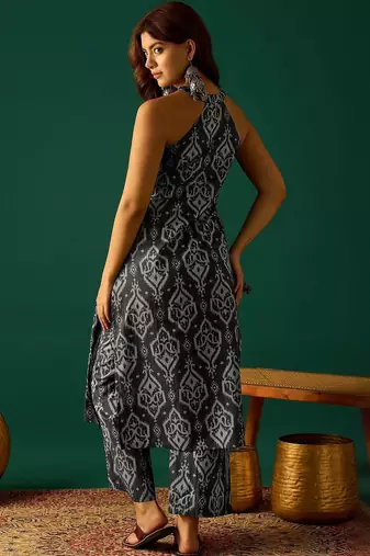 Women Ethnic Motifs Printed Regular Kurta With Trousers Kurta Sets