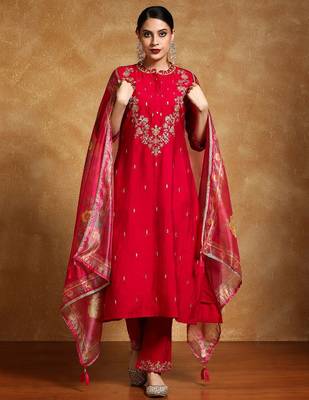 Women Floral Embroidered Regular Kurta with Trousers & With Dupatta 3