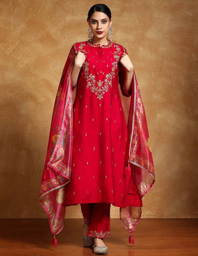 Women Floral Embroidered Regular Kurta with Trousers & With Dupatta