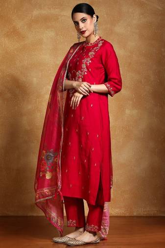Women Floral Embroidered Regular Kurta with Trousers & With Dupatta