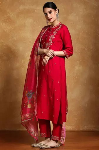 Women Floral Embroidered Regular Kurta with Trousers & With Dupatta