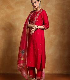 Women Floral Embroidered Regular Kurta with Trousers & With Dupatta