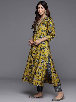 Floral Printed Sequinned Chanderi Silk Straight Kurta With Trouser & Dupatta 6