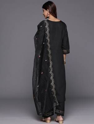 Floral Embroidered Thread Work Kurta with Trousers & Dupatta 8