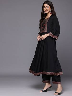Women Floral Yoke Design Sequinned Kurta with Trousers & Dupatta 6