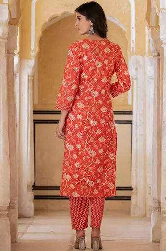 Floral Printed Regular Thread Work Kurta with Trousers & With Dupatta