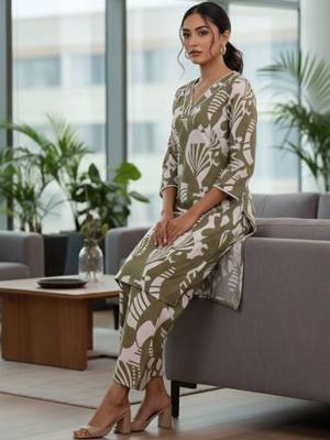Women Printed Regular Pure Cotton Kurta with Trousers 5
