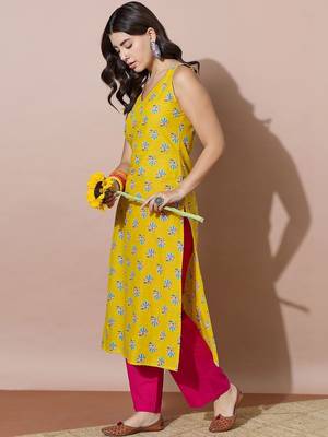Women Ethnic Motifs Printed Regular Kurta with Trousers 6