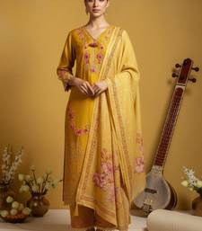 Women Floral Embroidered Regular Thread Work Pure Cotton Kurta with Trousers & With Dupatta