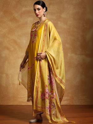 Women Floral Embroidered Regular Thread Work Pure Cotton Kurta with Trousers & With Dupatta 7