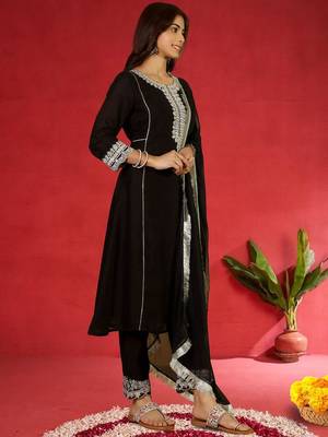 Floral Embroidered Round Neck Zari Straight Kurta With Trousers & Dupatta 4