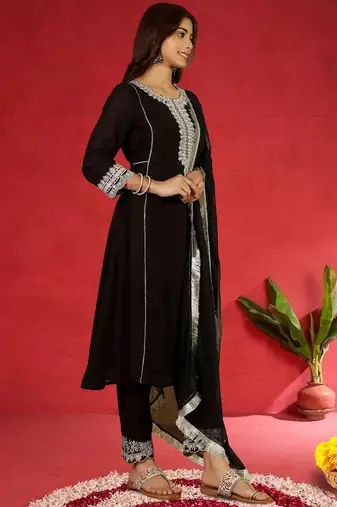 Floral Embroidered Round Neck Zari Straight Kurta With Trousers & Dupatta