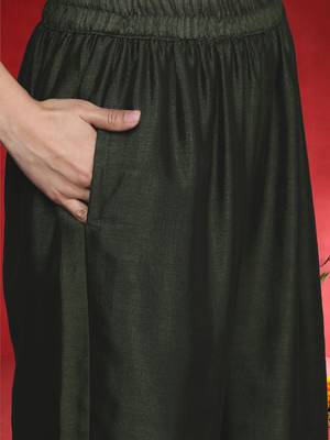 Floral Embroidered Round Neck Pure Cotton Straight Kurta With Trousers & Dupatta 3