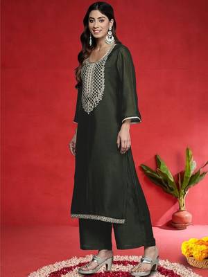 Floral Embroidered Round Neck Pure Cotton Straight Kurta With Trousers & Dupatta 4