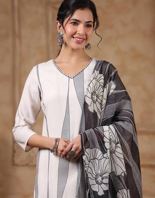 Women Floral Printed Regular Thread Work Pure Cotton Kurta with Trousers & With Dupatta 2