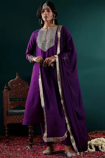 Women Floral Embroidered Regular Chanderi Silk Kurta with Trousers & With Dupatta