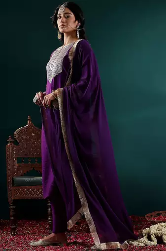 Women Floral Embroidered Regular Chanderi Silk Kurta with Trousers & With Dupatta