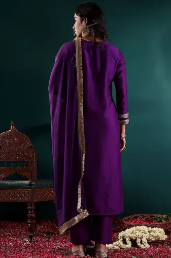 Women Floral Embroidered Regular Chanderi Silk Kurta with Trousers & With Dupatta