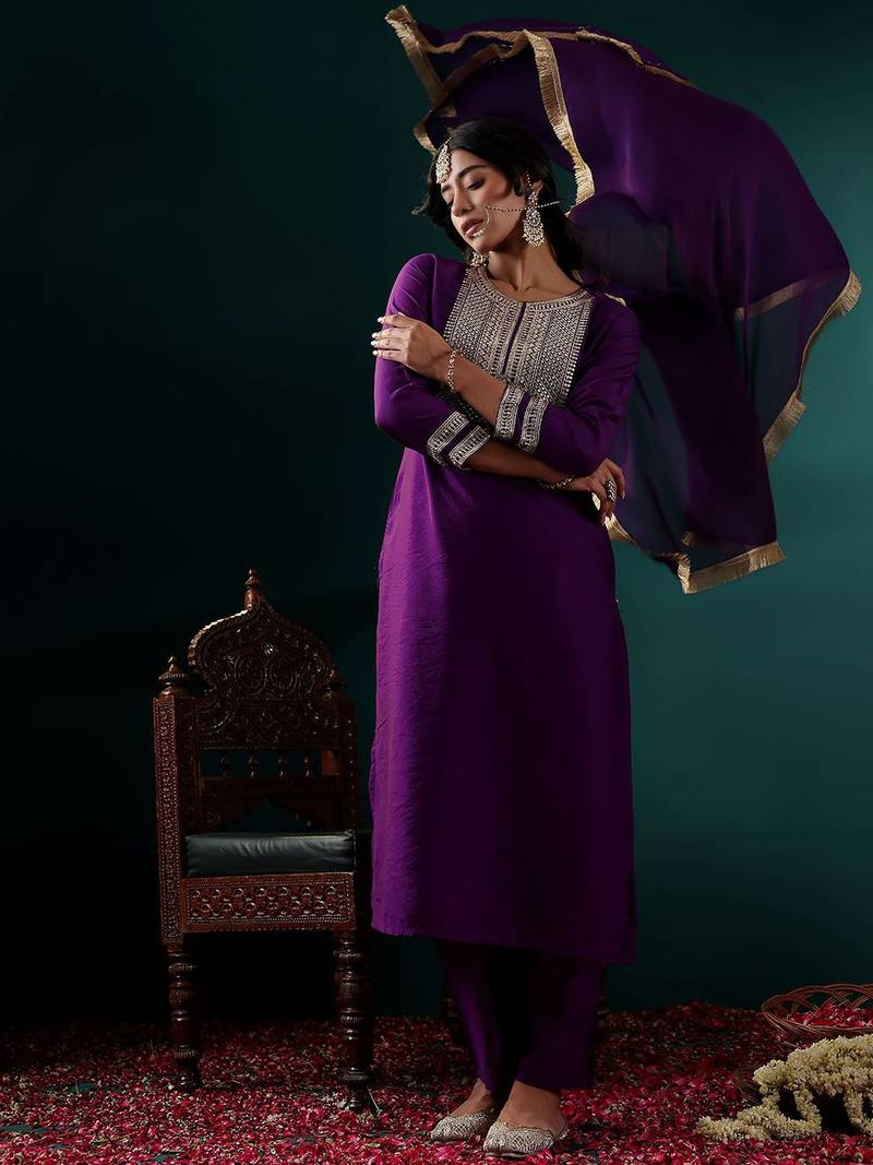 Women Floral Embroidered Regular Chanderi Silk Kurta with Trousers & With Dupatta