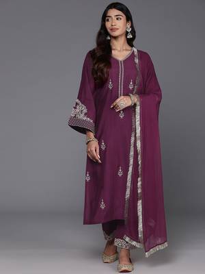 V-Neck Ethnic Motifs Embroidered Regular Kurta Set 1