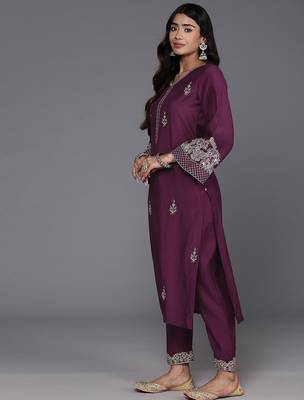 V-Neck Ethnic Motifs Embroidered Regular Kurta Set 5